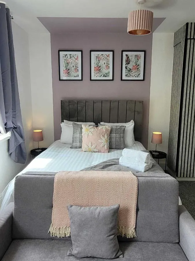 Blackpool Abode - Sunny Suite Apartment 0*,  United Kingdom